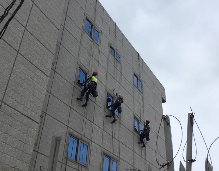 Travaux d'accès difficile en hauteur